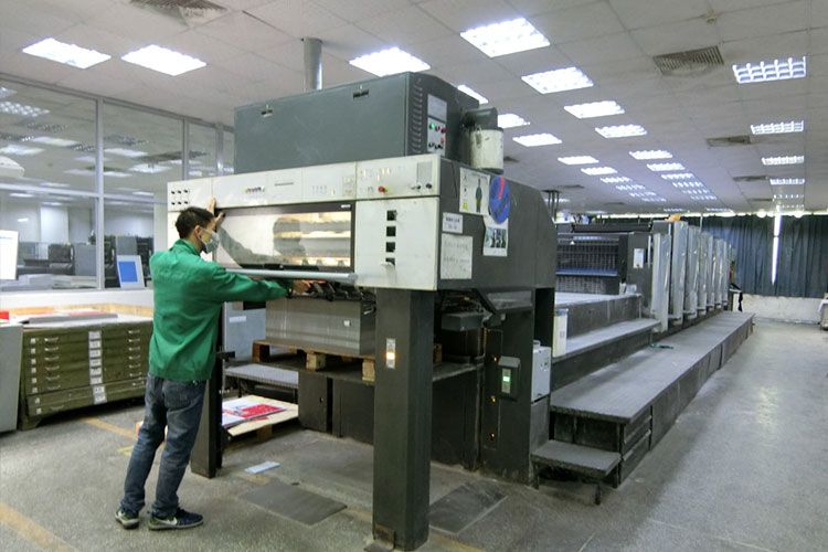Offset printer with worker operating machine