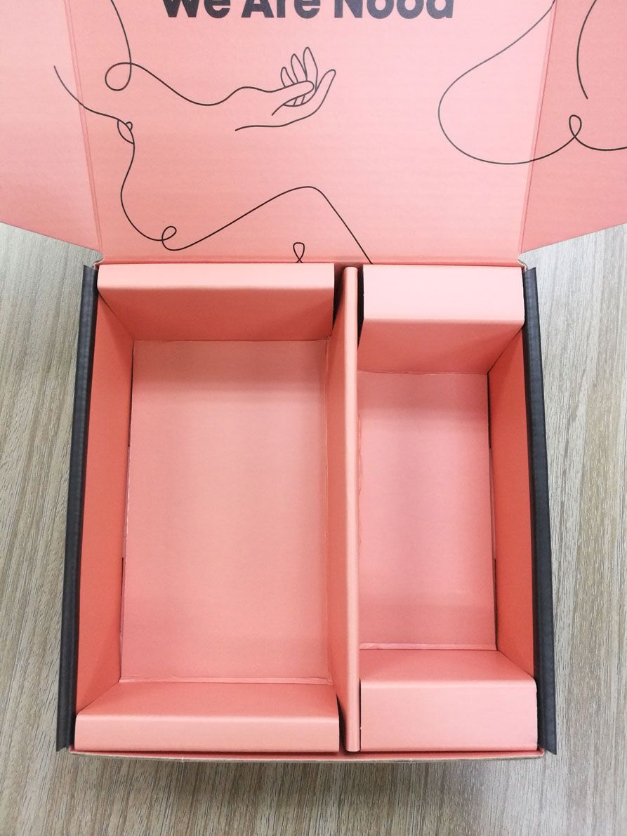 Mailer box with custom divider insert